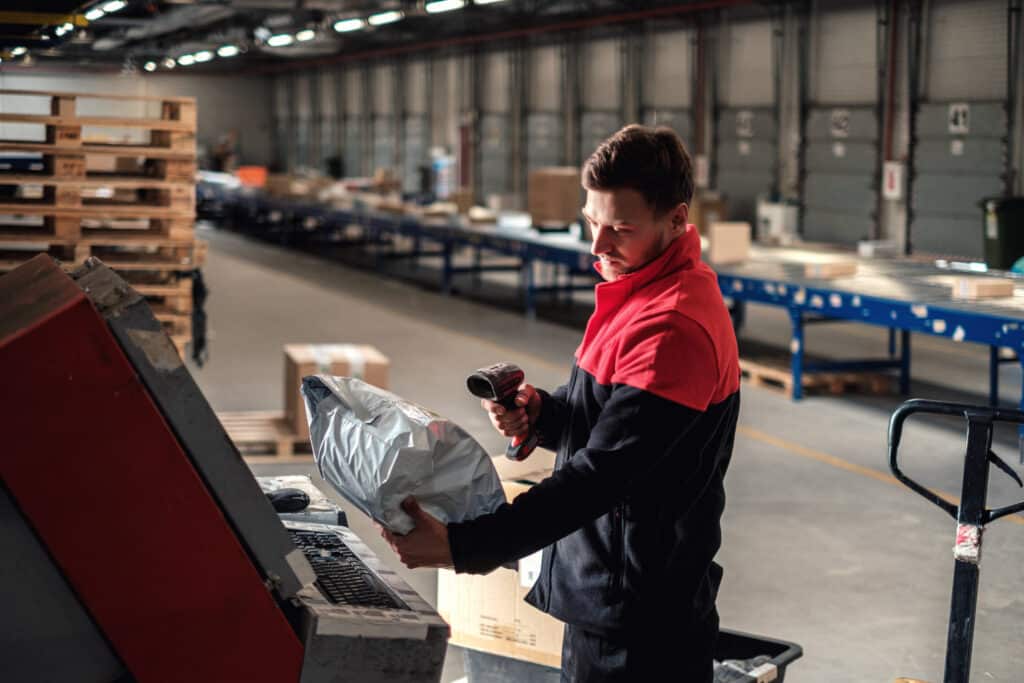 Scanning order to put on Nutting Order Picking Cart
